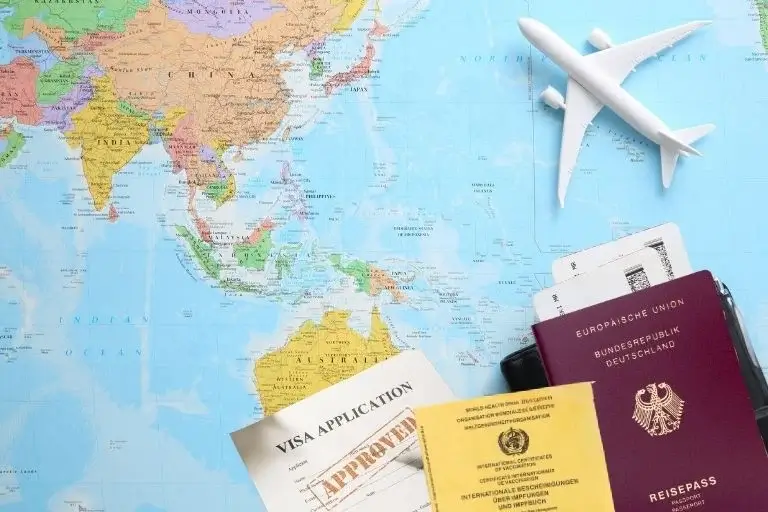 Reisepass und Visumantrag auf einer Weltkarte mit Flugzeug