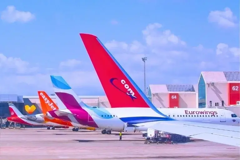 Verschiedene Passagierflugzeuge von Fluggesellschaften auf dem Flughafenvorfeld
