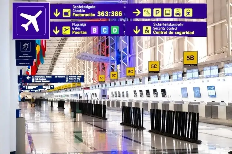 Moderne Flughafenhalle mit lila Hinweisschildern für Check-in, Gates B C D und Sicherheitskontrolle.